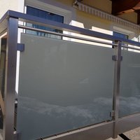 Geländer aus trübem Glas und Aluminium